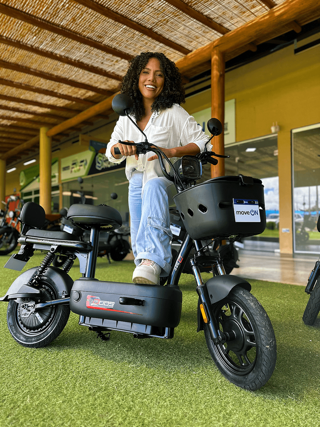 Pessoa sorrindo pilotando MoveOn